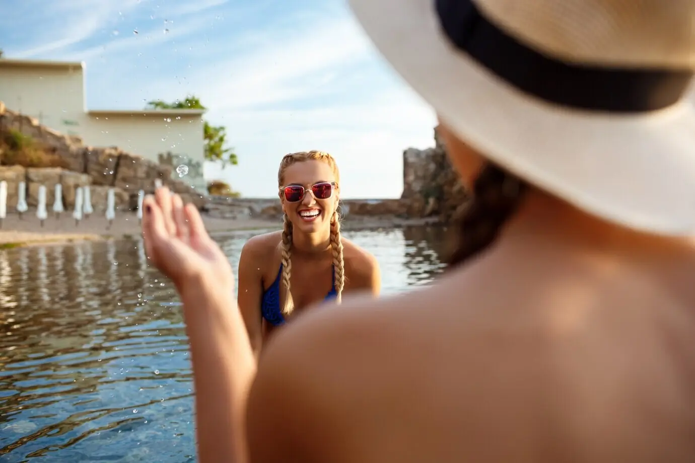 Junge attraktive Frauen freuen sich und schwimmen im Meer.